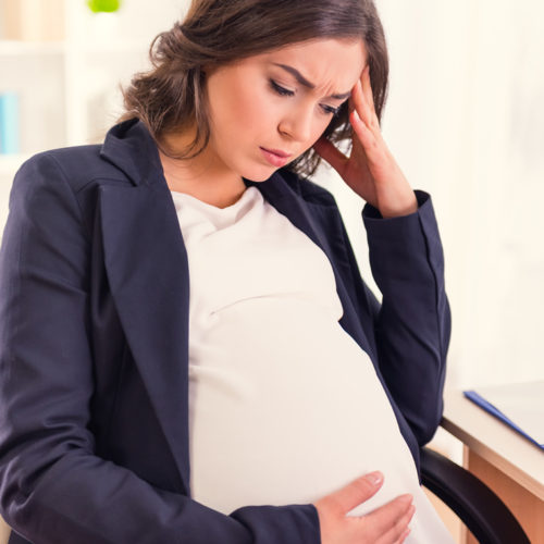 pregnant-business-woman-wellnest