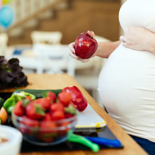 pregnant-woman-healthy-diet-by-wellnest