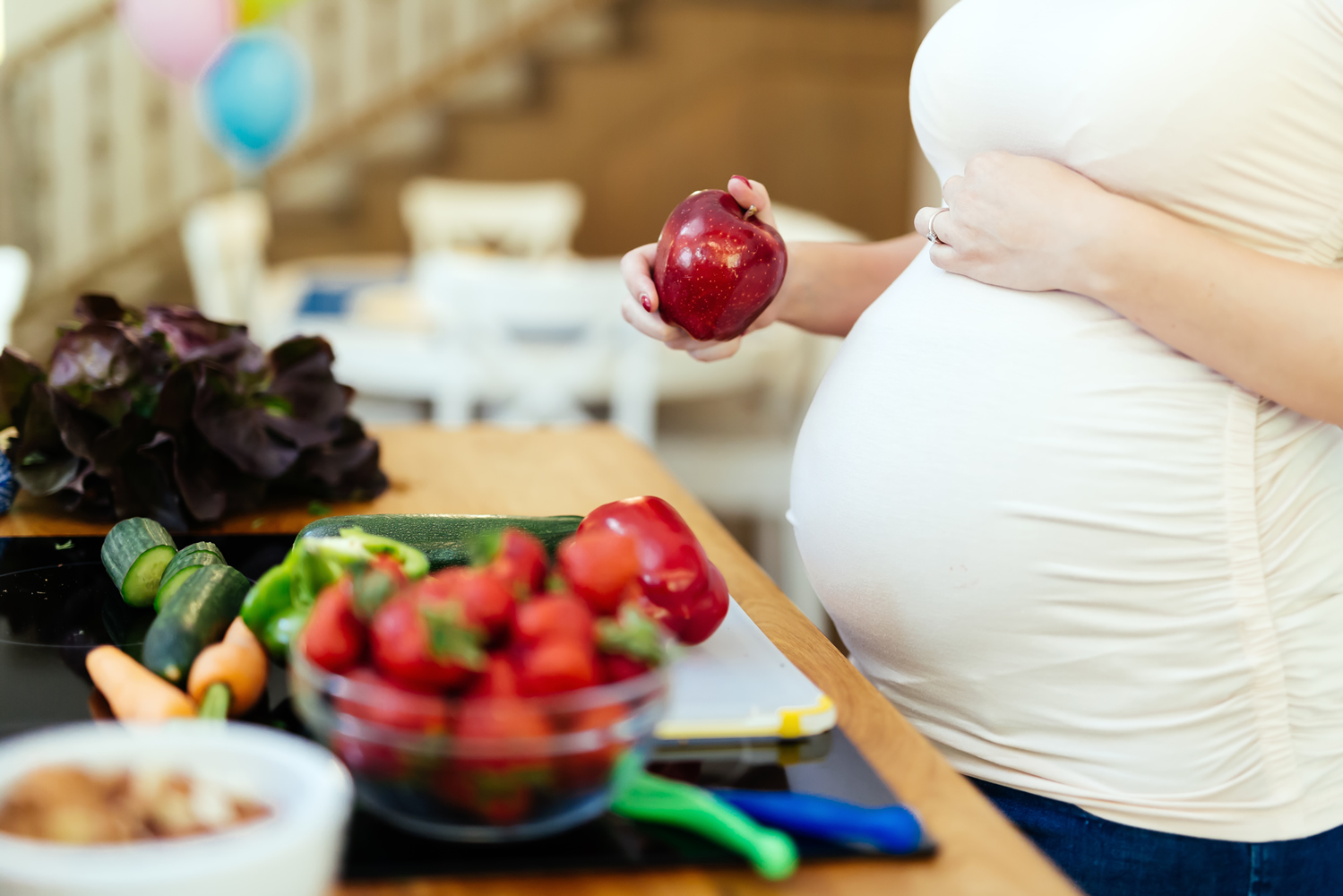 pregnant-woman-healthy-diet-by-wellnest