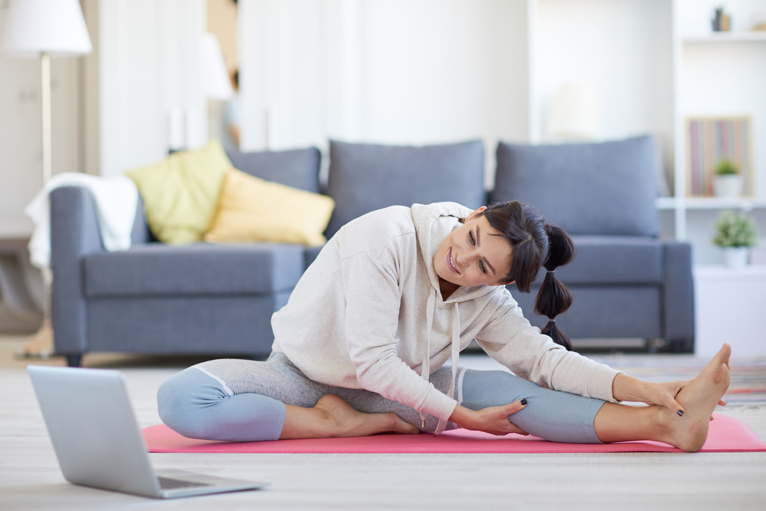 stretching-indoor-exercise-wellnest